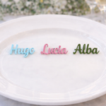 Nombres personalizados en metacrilato de colores para bodas y comuniones