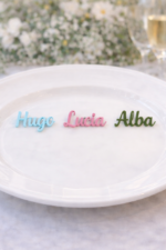 Nombres personalizados en metacrilato de colores para bodas y comuniones