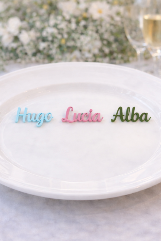 Nombres personalizados en metacrilato de colores para bodas y comuniones