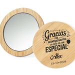 🌿 Espejo de Bambú Personalizado para Bodas, Bautizos y Comuniones 🌿 Un detalle único para tu evento especial Haz que tu evento sea aún más memorable con nuestro espejo de bambú personalizado.